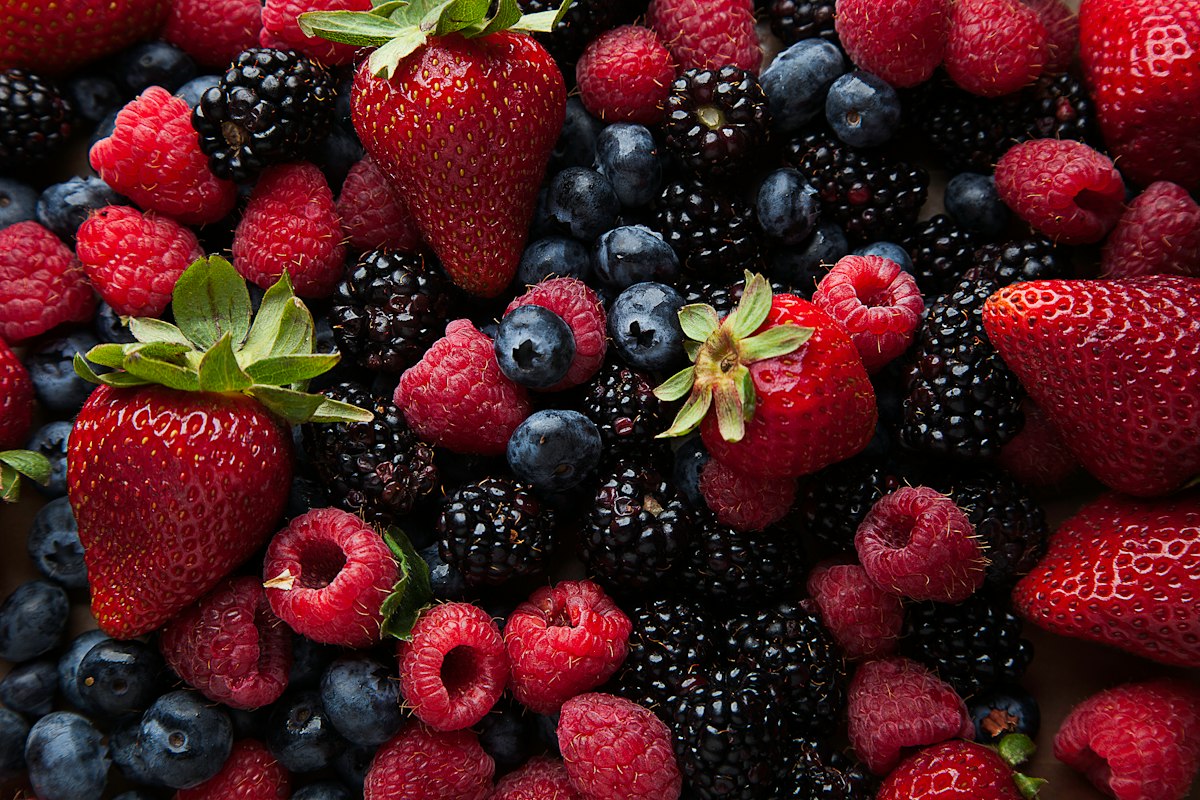 Assortiment de fruits et légumes frais pour contrôler la glycémie